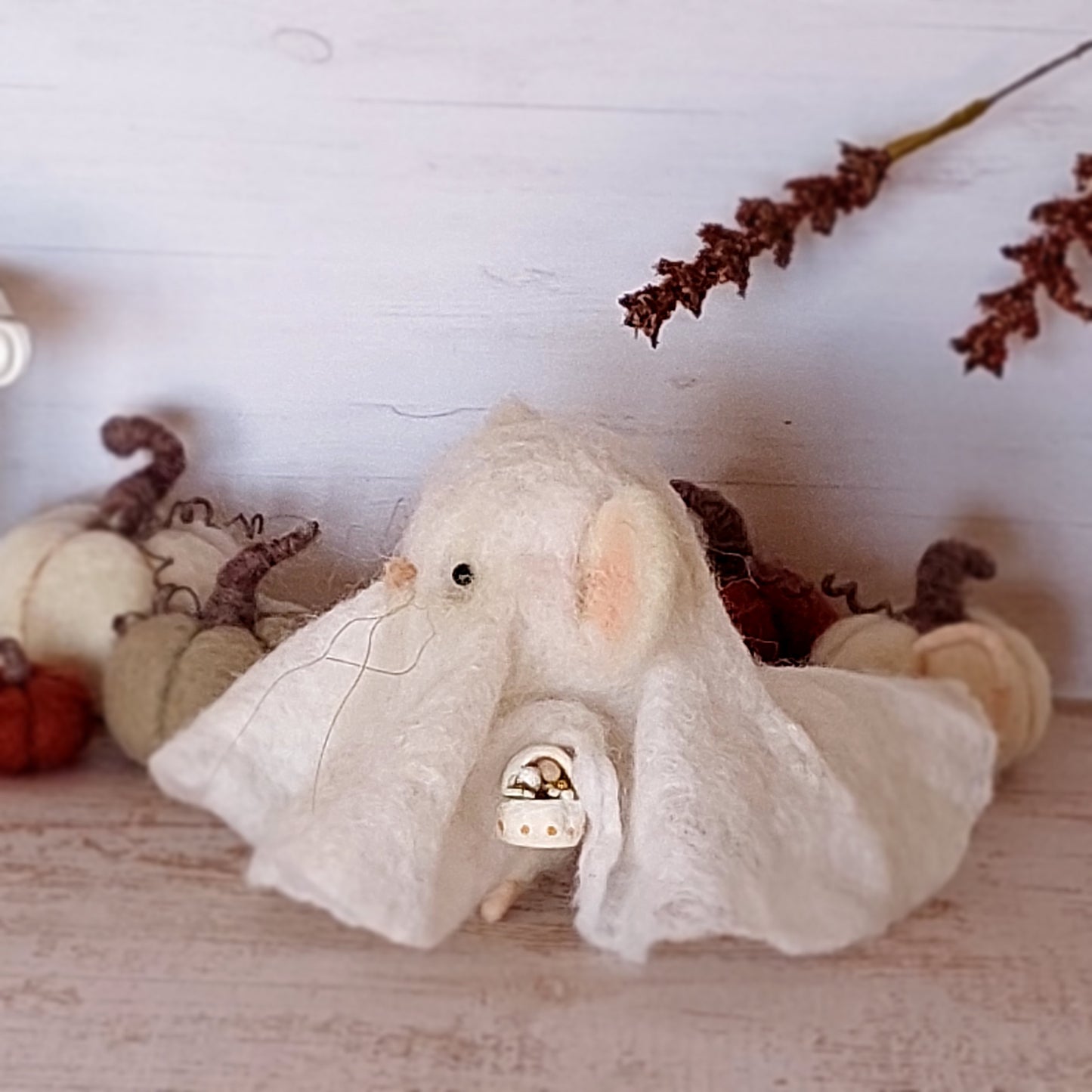 Needle felted mouse Ghost Tobben Tattertail