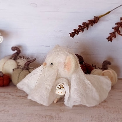 Needle felted mouse Ghost Tobben Tattertail