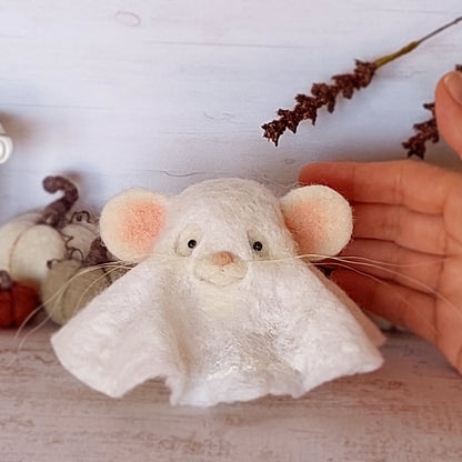 Needle felted mouse Ghost Tobben Tattertail