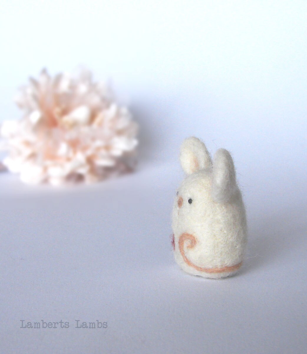 Needle Felted Mouse with a heart